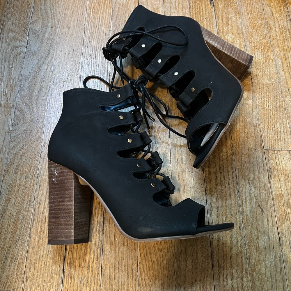 Aldo women’s high heel in black women’s size 7.5